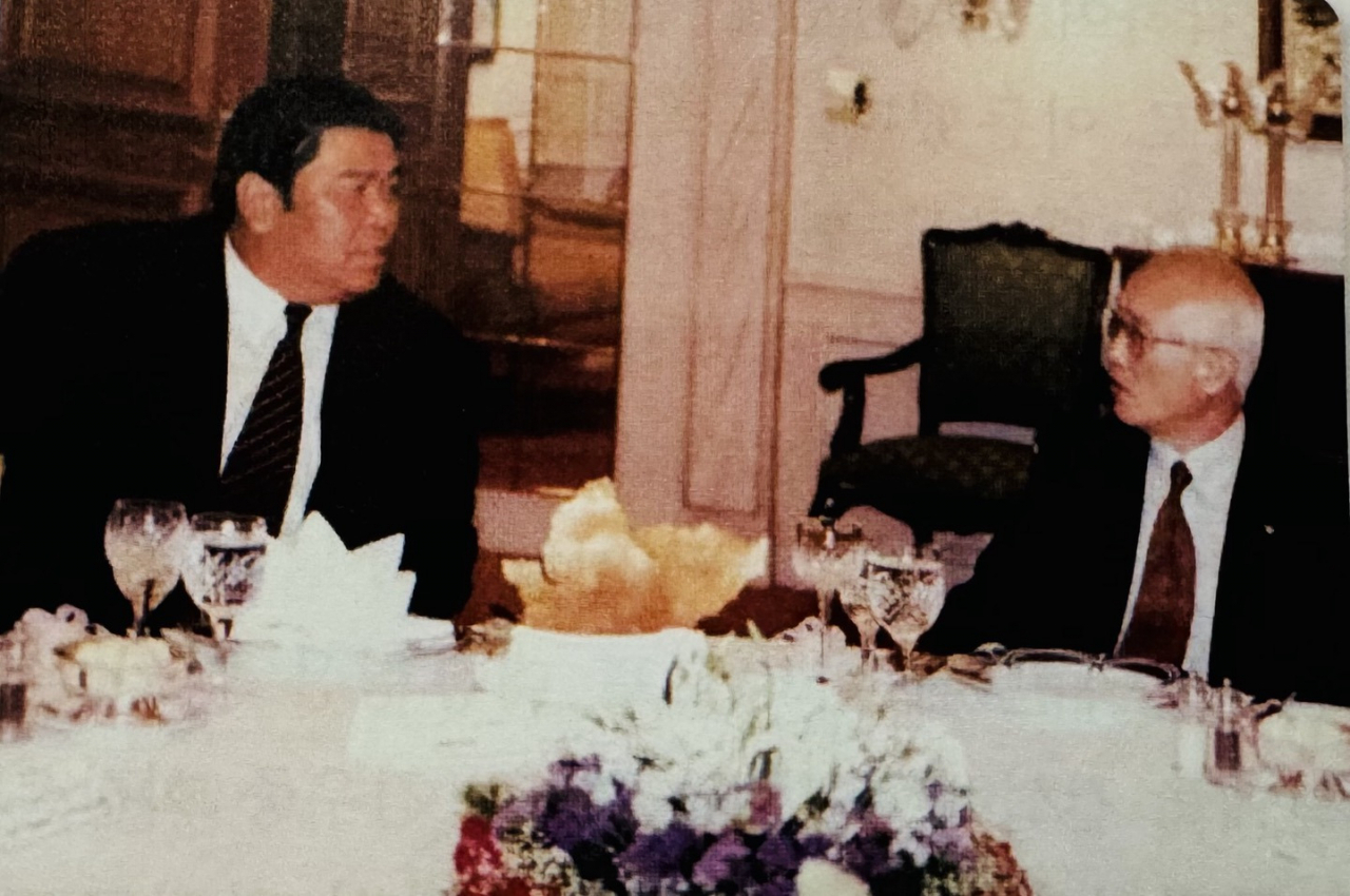 Uzbek Ambassador to Korea Vitaly Fen(left) speaks with Daewoo Group Chairman Kim Woo Choong in 1992, confirmed the Uzbek Embassy in Seoul. (Sanjay Kumar/ The Korea Herald)