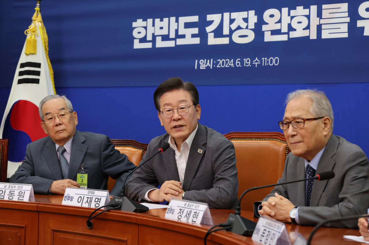 Main opposition leader Rep. Lee Jae-myung, center, speaks at an emergency press conference addressing the heightened tension on the peninsula hosted by the Democratic Party of Korea at the National Assembly in western Seoul on Wednesday. (Yonhap)