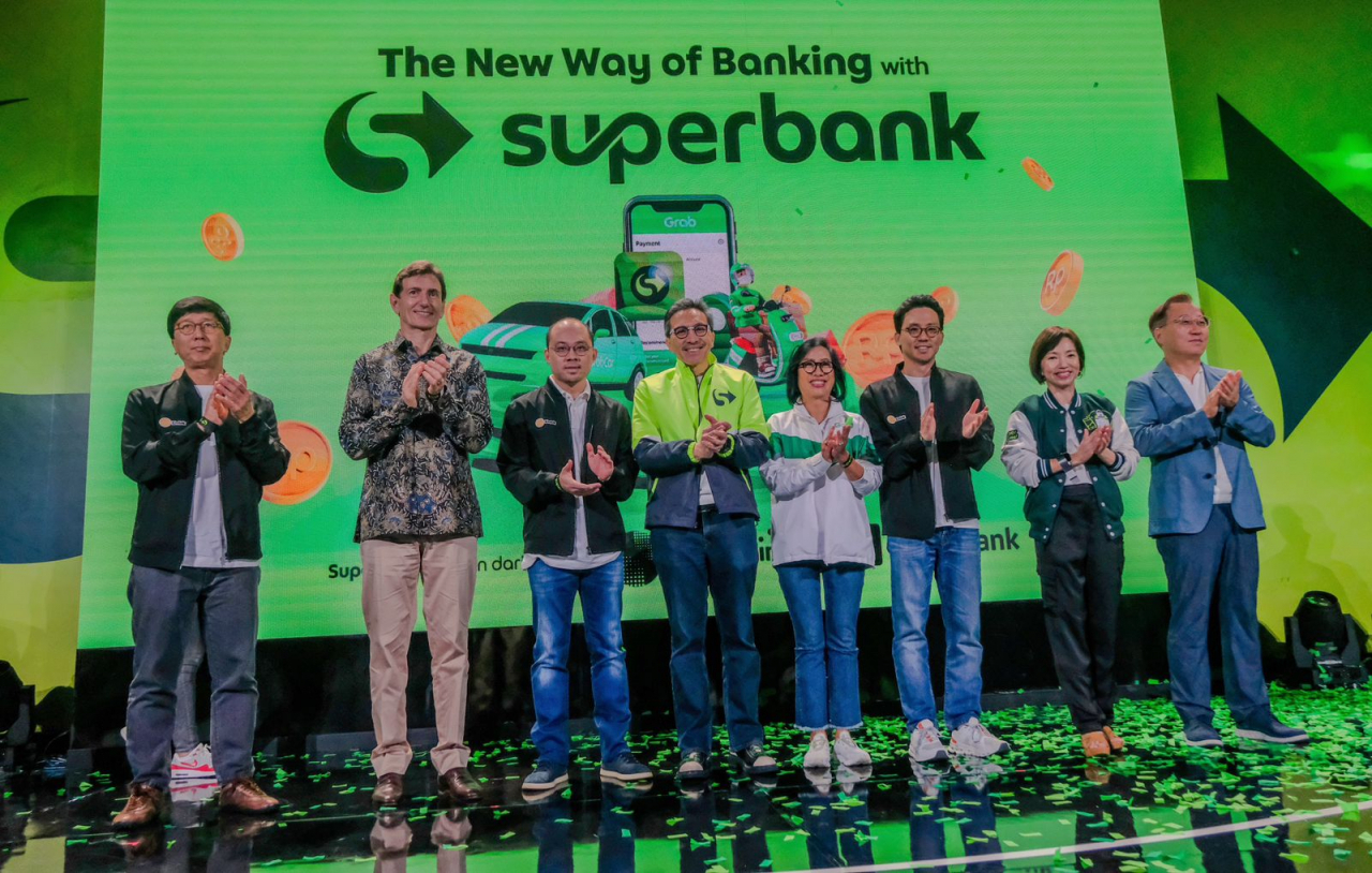 Kakao Bank CEO Yun Ho-young (right) poses with Superbank President Director Tigor M. Siahaan (fourth from left) along with other officials during an event celebrating the launch of Superbank in Jakarta, Indonesia, Wednesday. (Kakao Bank)