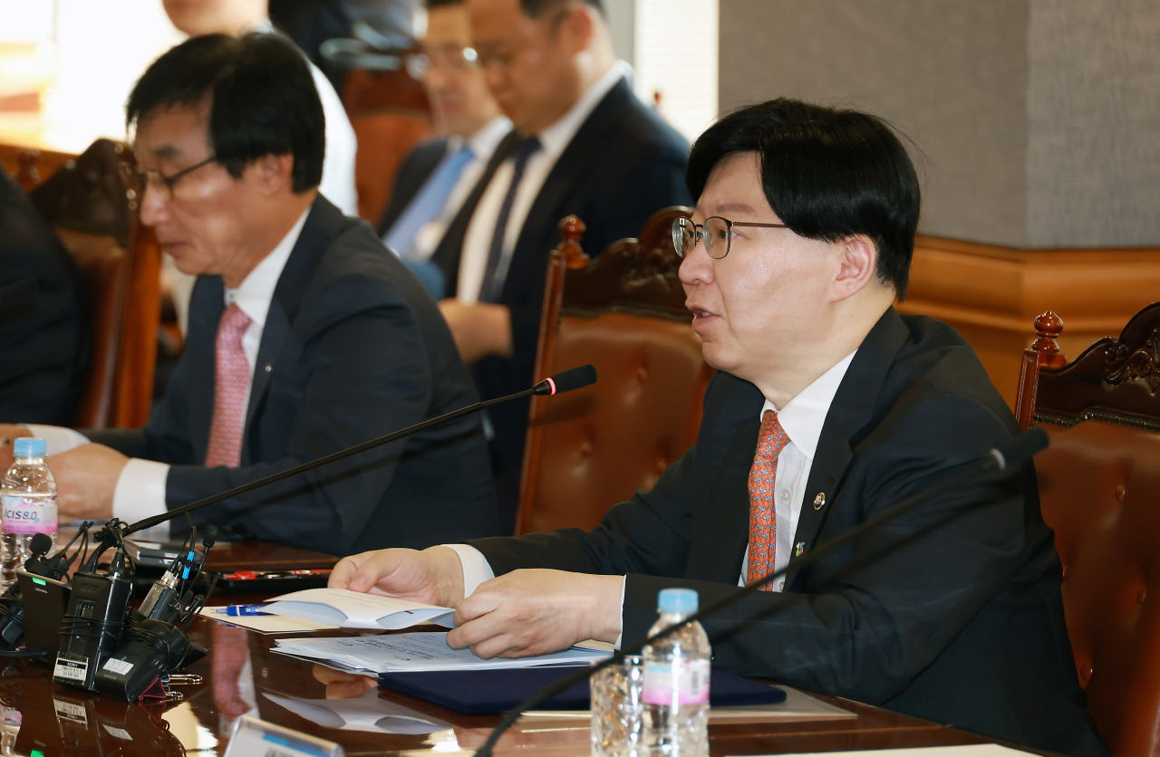 Kim So-young (right), vice chairman of the Financial Services Commission (Yonhap)
