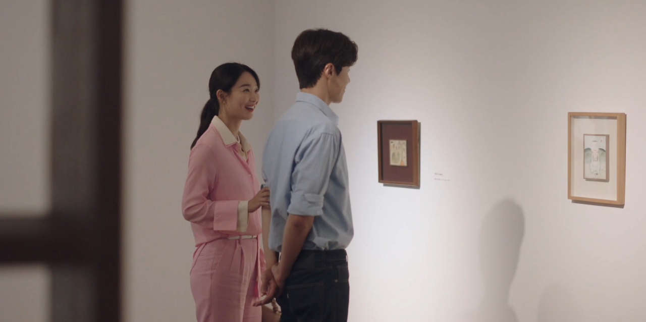 This screenshot image shows drama characters Yoon Hye-jin (left) and Hong Du-sik on their first date at Yangju's Chang Ucchin Museum of Art in “Hometown Cha Cha Cha” (tvN)