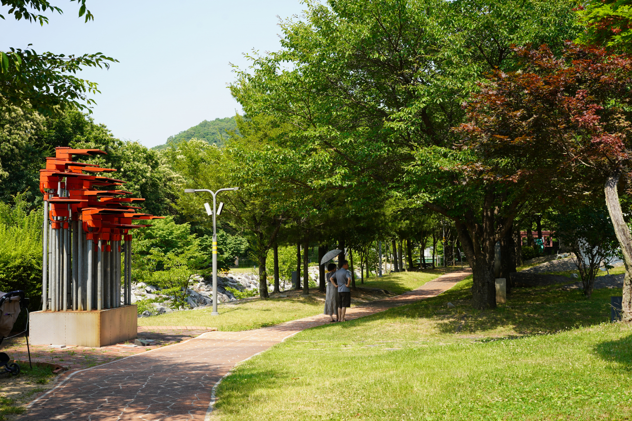 Visitors enjoy a light stroll around the outdoor exhibition area at Chang Ucchin Museum of Art in Yangju, Gyeonggi Province on Tuesday. (Lee Si-jin/The Korea Herald)