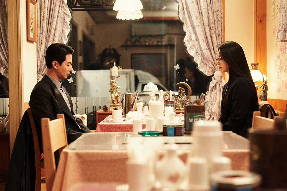 Kim Doo-sik (left) and Lee Mi-hyun enjoy their Korean tonkatsu dishes in 