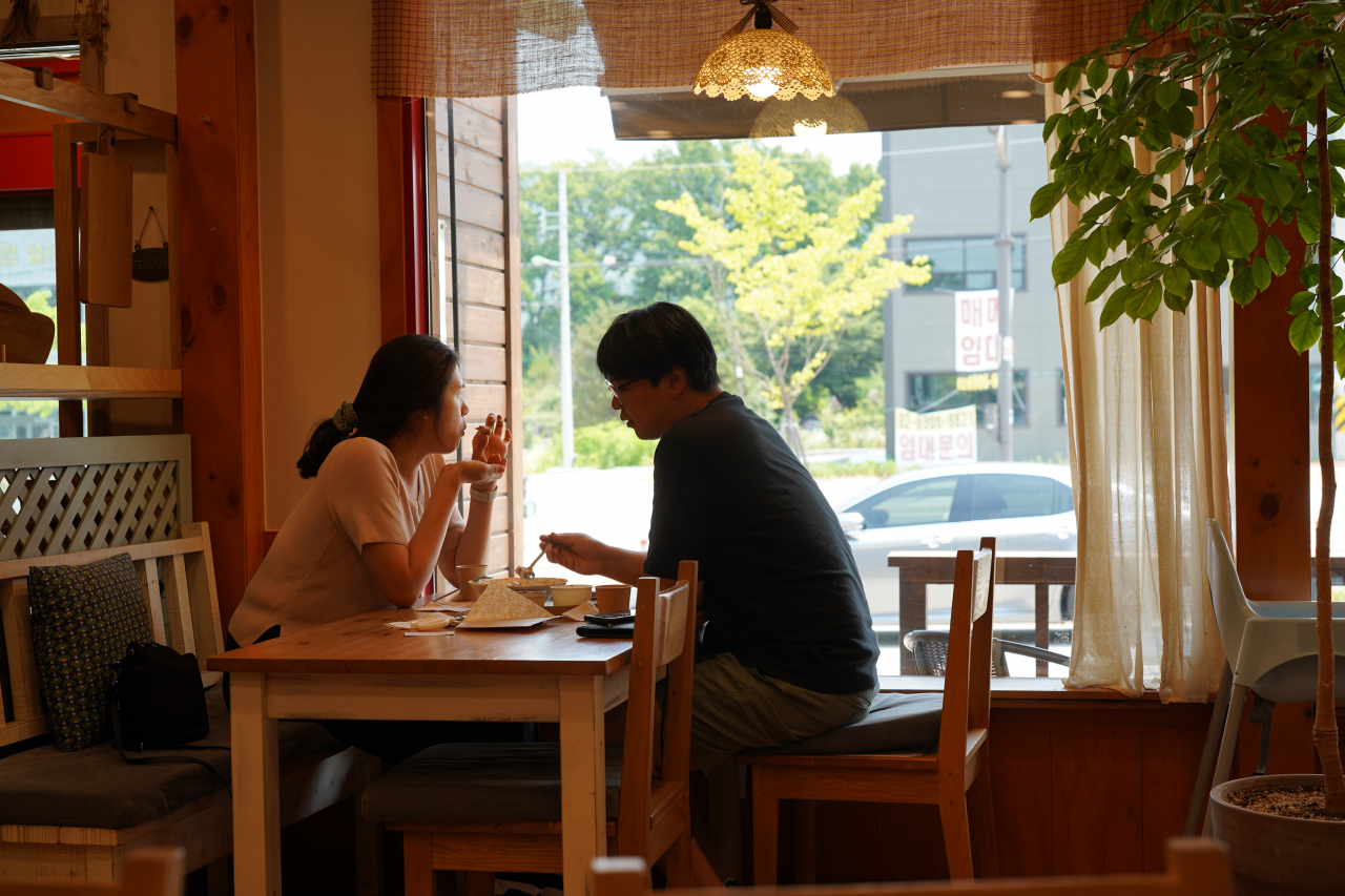 A couple enjoys a bowl of bingsu at Coffee and Tree in Yangju, Gyeonggi Province on Tuesday. (Lee Si-jin/The Korea Herald)