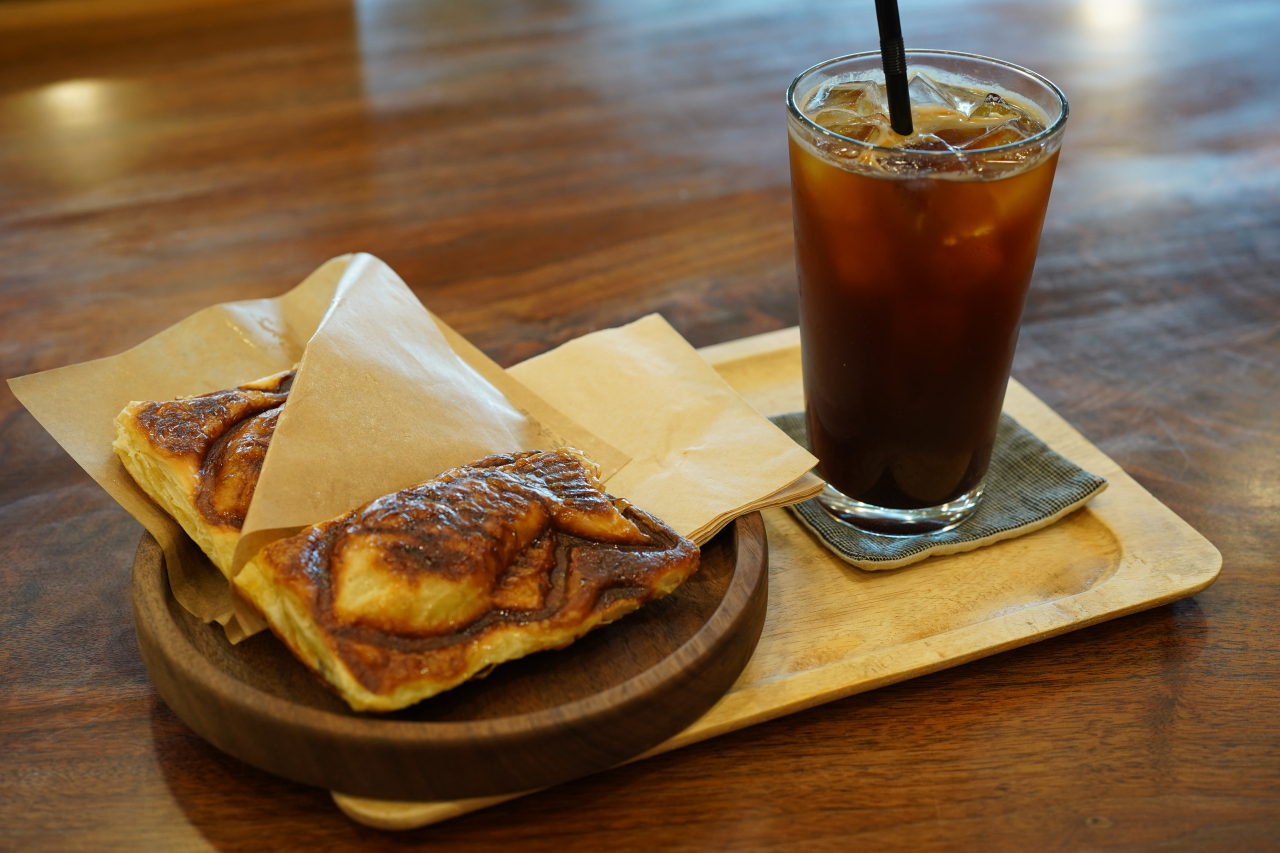 Fish-shaped pastries and iced Americano served at Coffee and Tree (Lee Si-jin/The Korea Herald)