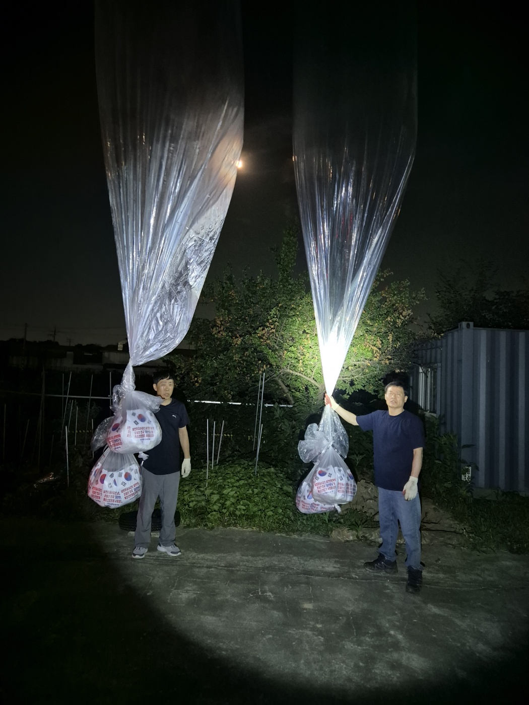A North Korean defectors' group members send balloons carrying anti-Pyongyang leaflets to North Korea in the South Korean border city of Paju on Thursday. (Fighters for a Free North Korea)