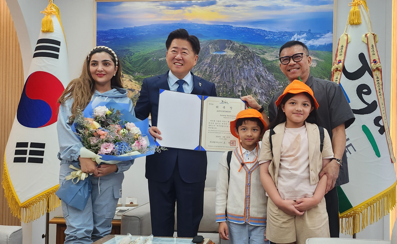 Jeju Governor Oh Young-hun (middle) poses for a photo with Anang Hermansyah (right) and his family at the Jeju Provincial Government Office on Friday. (Jeju Special Self-Governing Province)