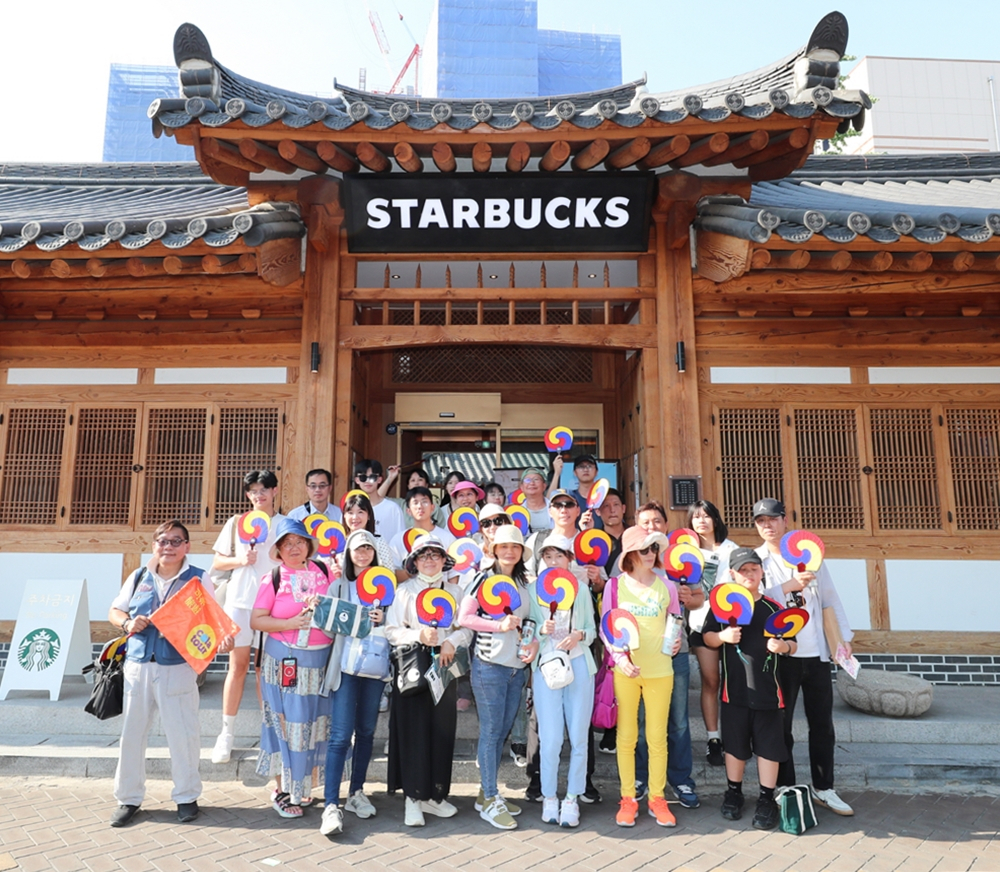 Tourists pose for a photo after Starbucks Korea and the Korea Tourism Organization's hospitality event held Wednesday at the Starbucks Daegu Jongno Gotaek store in Daegu. (Starbucks Korea)