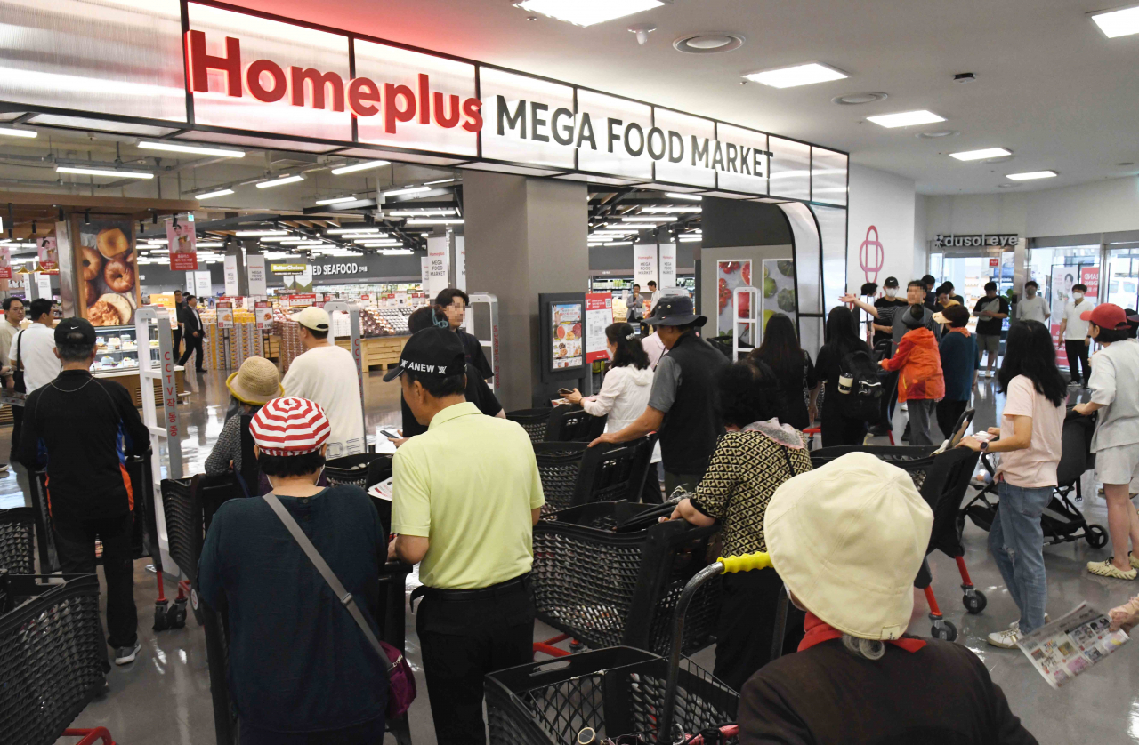 Customers line up to enter the Homeplus Mega Food Market in Ulsan. (Homeplus)