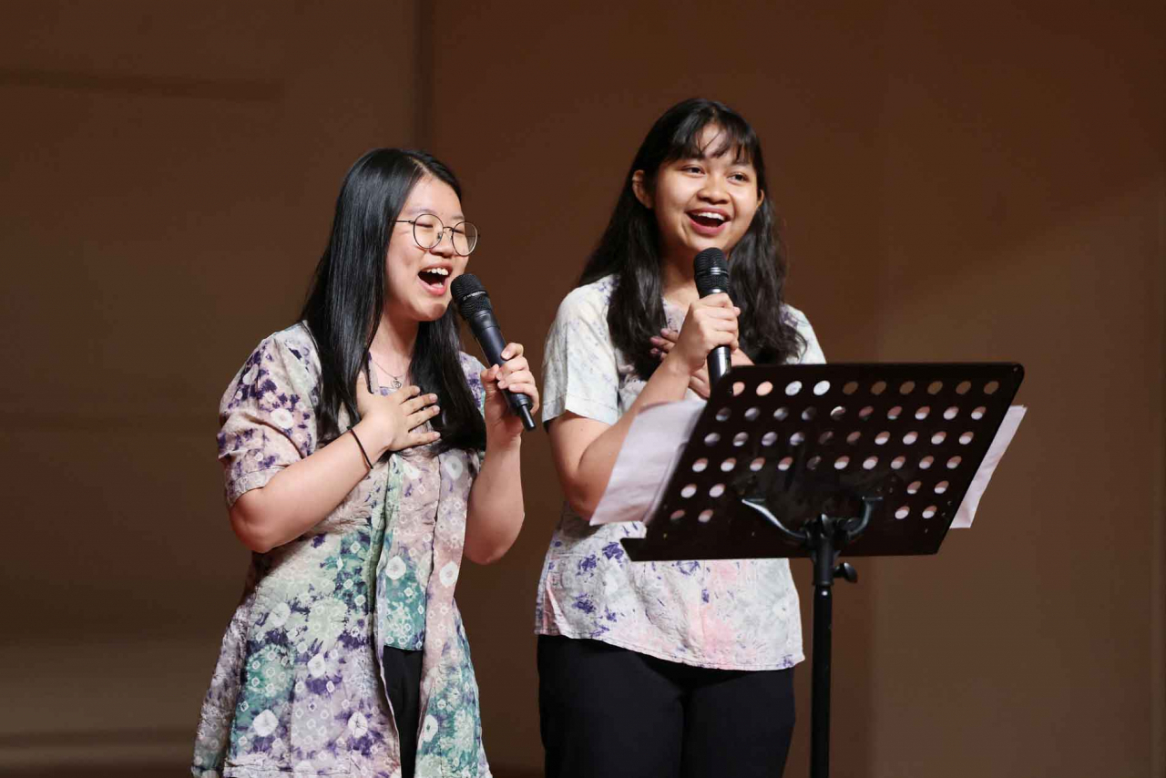 International students participate in a school anthem contest hosted by the Korea Advanced Institute of Science and Technology in this May 28 photo. (KAIST)