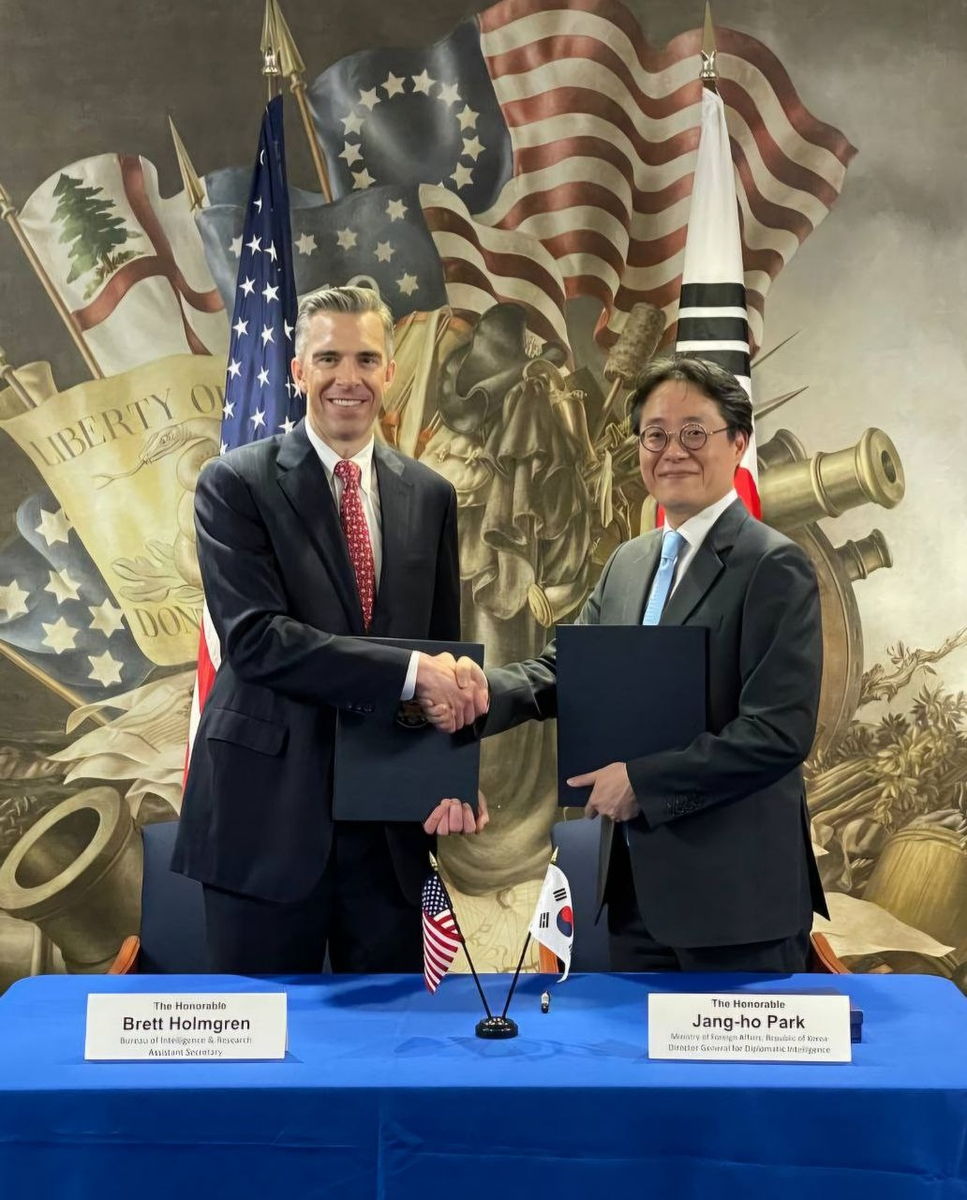 Park Jang-ho (right), director general for diplomatic intelligence at South Korea's foreign ministry, shakes hands with Brett Holmgren, US assistant secretary of state for intelligence and research, after signing a memorandum of understanding on bilateral diplomatic intelligence cooperation in Washington on Monday. (The South Korean Embassy in Washington)