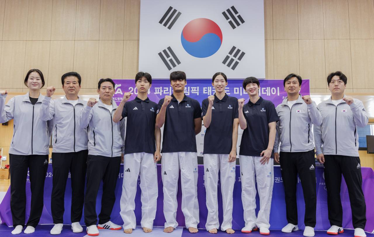 South Korean taekwondo national team poses for a photo during a media day held Tuesday in Jincheon, North Chungcheong Province. (Yonhap)