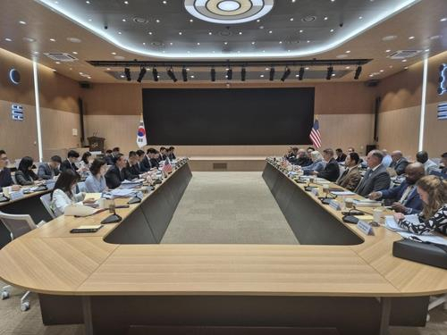 Officials of South Korea and the United States hold their fourth round of negotiations on defense cost sharing in Seoul on Tuesday (Yonhap)