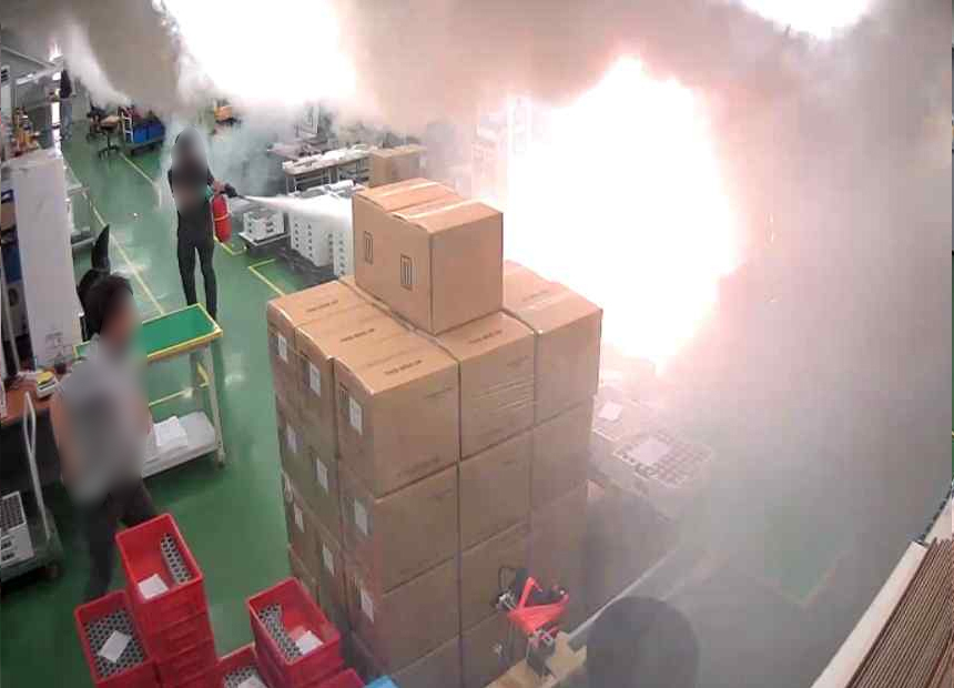 A screenshot from CCTV footage showing the batteries exploding in Aricell Factory, a primary battery manufacturing factory in Hwaseong, Gyeonggi Province, Tuesday. (Gyeonggi Fire and Disaster Headquarters)