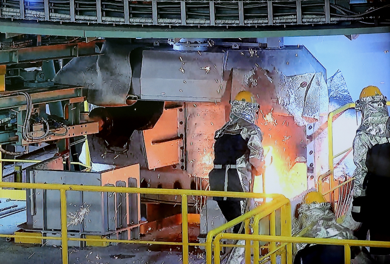 Posco engineers extract molten iron from the electric smelting furnace at the Pohang plant on April 18. (Posco)