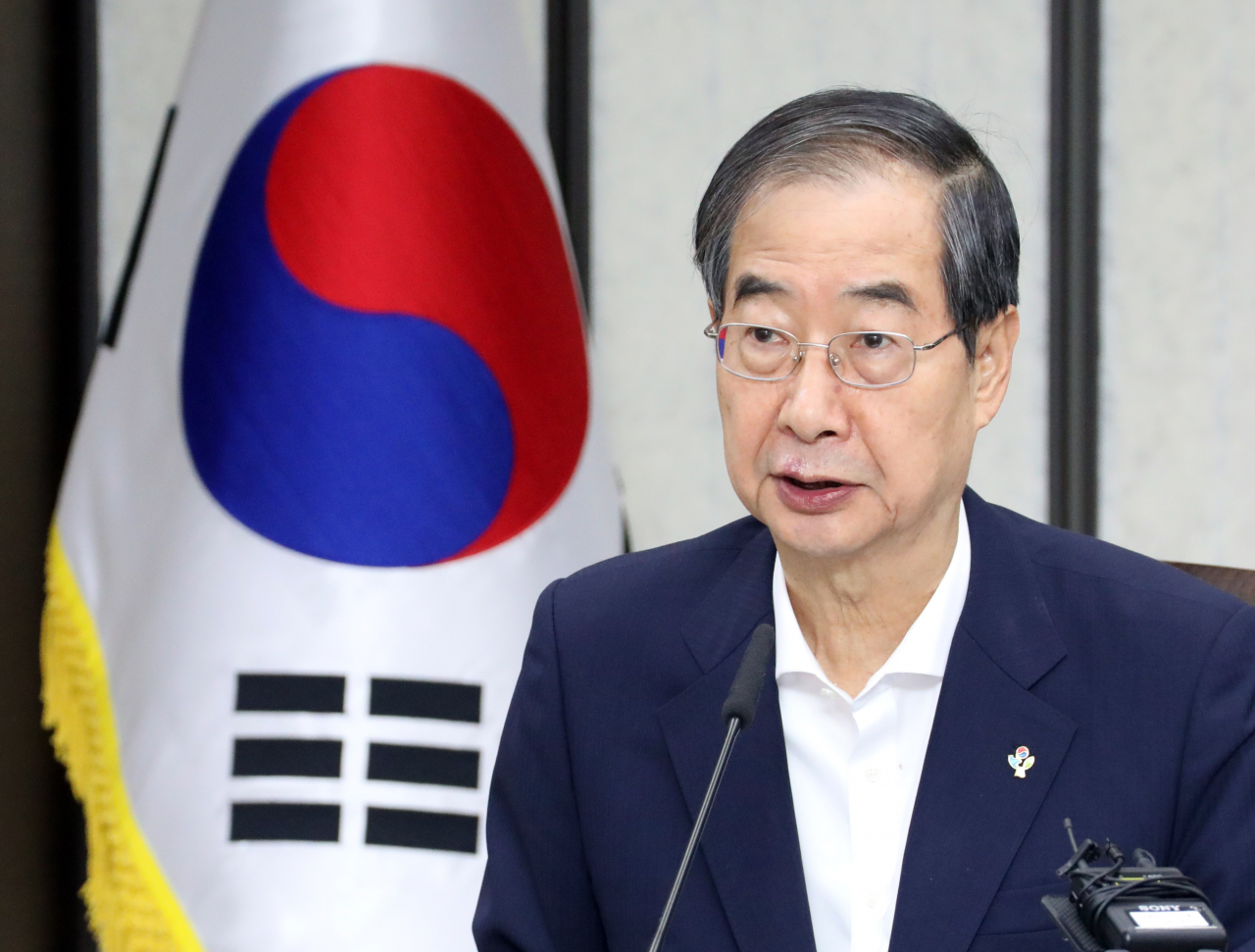 Prime Minister Han Duck-soo speaks during a meeting with ministers of the Yoon Suk Yeol administration in the de facto administrative city of Sejong on June 20. (Yonhap)