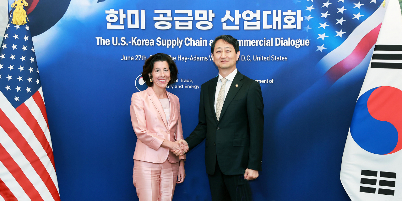Industry Minister Ahn Duk-geun (R) poses for a photo with his U.S. counterpart, Gina Raimondo, in Washington on Thursday, in this photo released by the Ministry of Trade, Industry and Energy. (Yonhap)