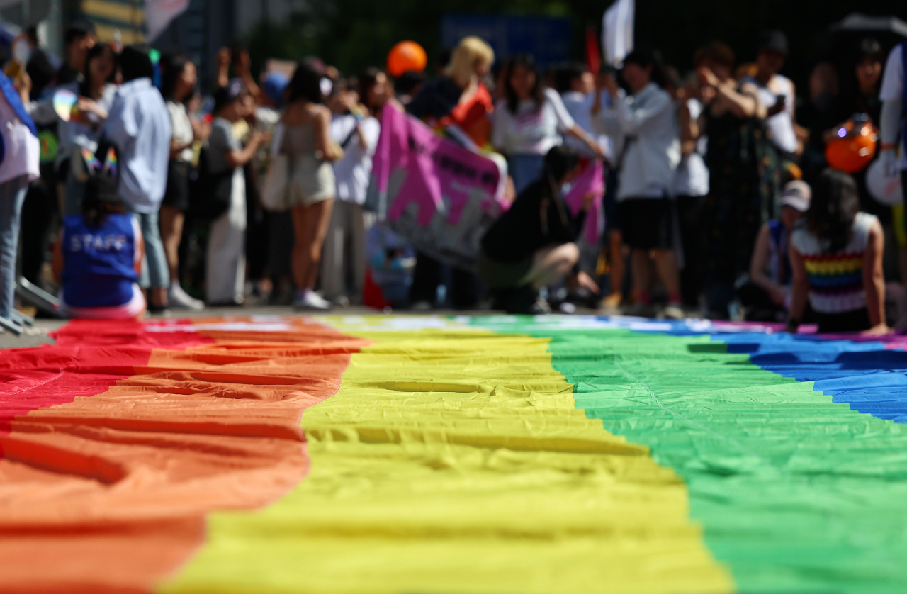 People participate in the Seoul Queer Culture Festival on June 1 (Yonhap)