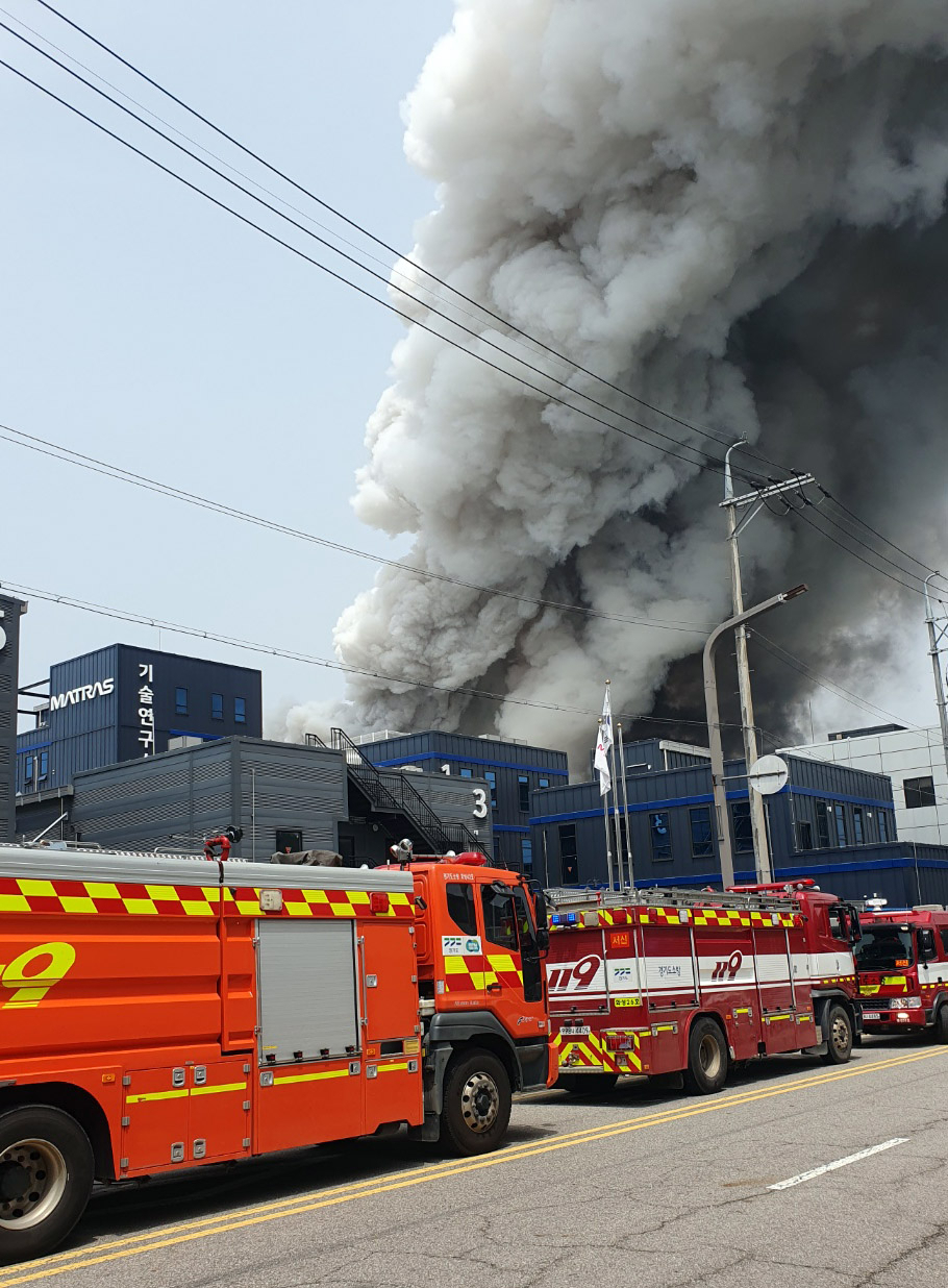 Fire trucks arrive at the scene of a fire at a battery manufacturing factory in Hwaseong, Gyeonggi Province, Monday. (Gyeonggi Fire and Disaster Headquarters)