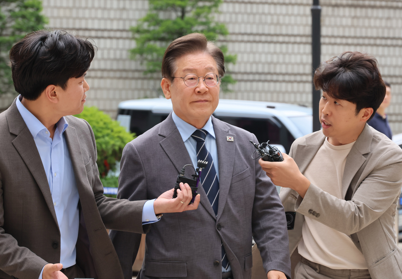 Lee Jae-myung, former head of the main opposition Democratic Party, moves to attend a court hearing at the Seoul Central District Court in Seoul on Friday. (Yonhap)