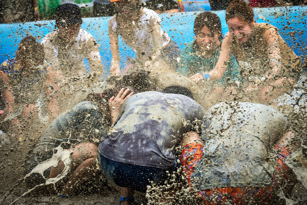 People enjoy the mud-themed program at the Boryeong Mud Festival along Daecheon Beach in Boryeong, South Chungcheong Province. (Korea Tourism Organization)