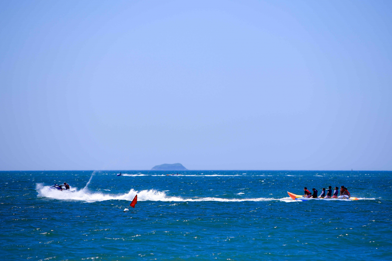 Tourists enjoy a banana boat ride off Daecheon Beach in Boryeong, South Chungcheong Province. (Korea Tourism Organization)