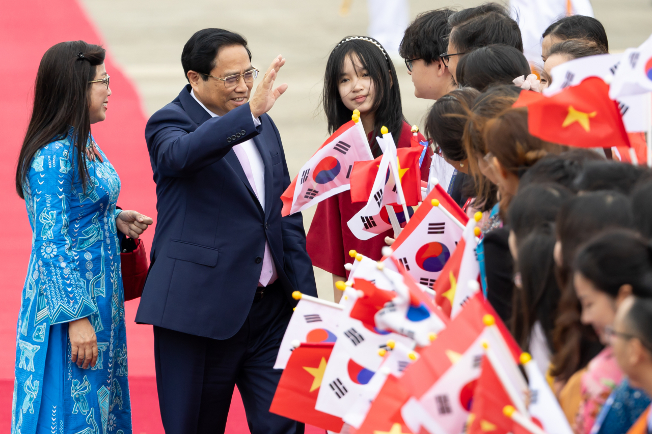 Vietnamese Prime Minister Pham Minh Chinh arrives at Seoul Air Base in Seongnam, south of Seoul, on Sunday. (Yonhap)
