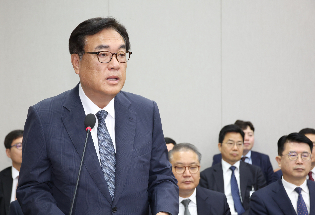 Presidential chief of staff Chung Jin-suk speaks during a session of parliamentary steering committee held at the National Assembly in Seoul on Monday. (Yonhap)