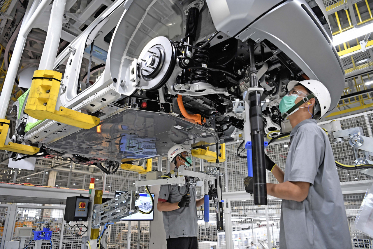 Workers load the battery onto the Ioniq 5 at Hyundai Motor Manufacturing India in Bekasi, West Java, Indonesia. (Hyundai Motor Group)