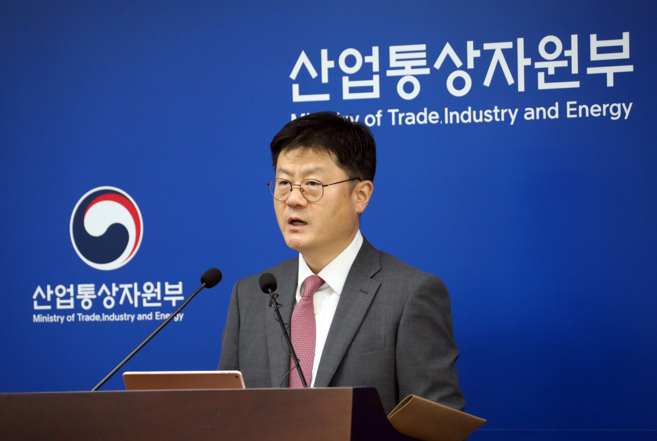 Choi Woo-seok, head of the trade and investment division at the Trade Ministry, speaks at a press briefing held Monday. (Yonhap)