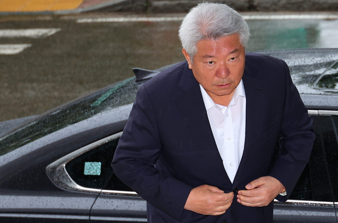 Korea Communications Commission Chairman Kim Hong-il enters his office in the government complex in Gwacheon, south of Seoul, on Tuesday. (Yonhap)