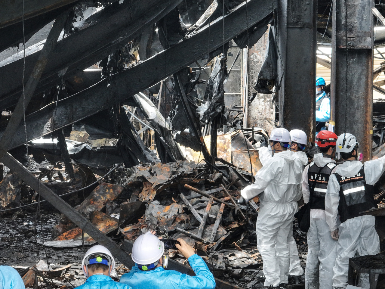 Inspection of the cause of the fire is underway on June 25 in a battery plant in Hwaseong, Gyeonggi Province. (Yonhap)