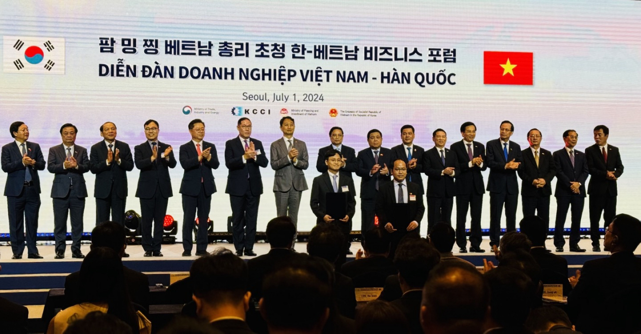 Attendees pose for a group photo with Vietnam's Prime Minister Pham Minh Chinh(eighth from left in second row) at Vietnam-Korea Business Forum at Lotte Hotel in Jung-gu, Seoul on Monday.(Sanjay Kumar/ The Korea Herald)