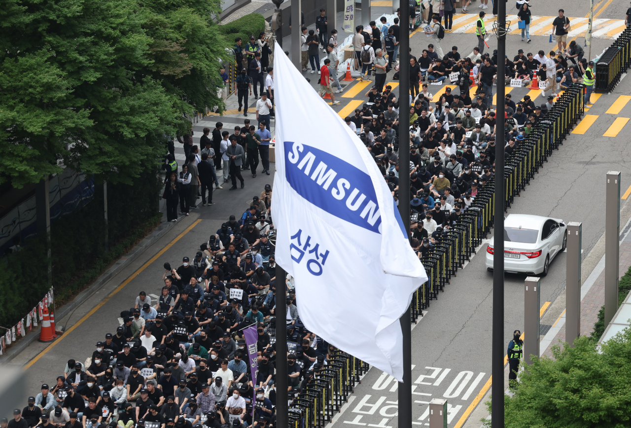 The Nationwide Samsung Electronics Union, the largest among multiple Samsung Electronics unions, demonstrates in front of the conglomerate's office in Seocho-gu, Seoul, May 24. (Newsis)