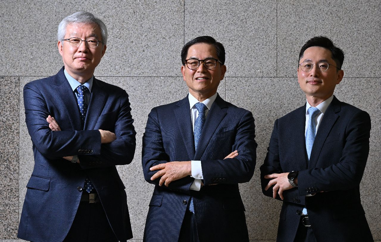 From left: Lee & Ko senior advisers Lee Tae-ho and Choi Seok-young and Park Jung-hyun, a partner attorney, pose after an interview with The Korea Herald at the law firm's headquarters in Seoul on April 15. (Im Se-jun/The Korea Herald)