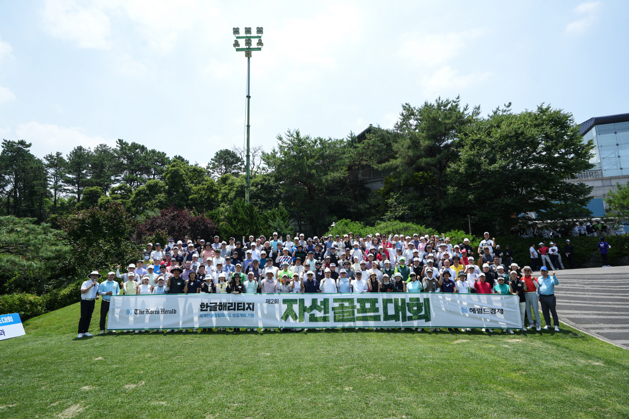 Participants of Herald Media Group charity golf tournament pose for a photo at Riviera Country Club in Hwaseong, Gyeonggi Province, Monday. (Park Hae-mook/The Korea Herald)