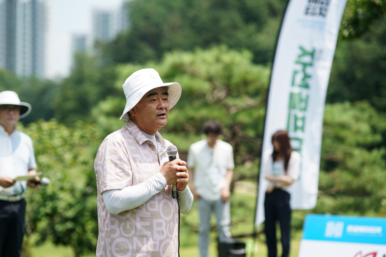 Daewoo E&C Chairman and Herald Media Group Chairman Jung Won-ju speaks during the Herald Media Group charity golf tournament held at Riviera Country Club in Hwaseong, Gyeonggi Province, Monday. (Park Hae-mook/The Korea Herald)