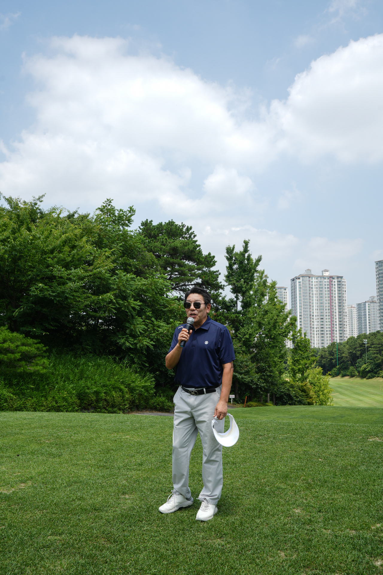 Choi Jin-young, CEO of Herald Media Group, speaks during the Herald Media Group charity golf tournament held at Riviera Country Club in Hwaseong, Gyeonggi Province, Monday. (Park Hae-mook/The Korea Herald)