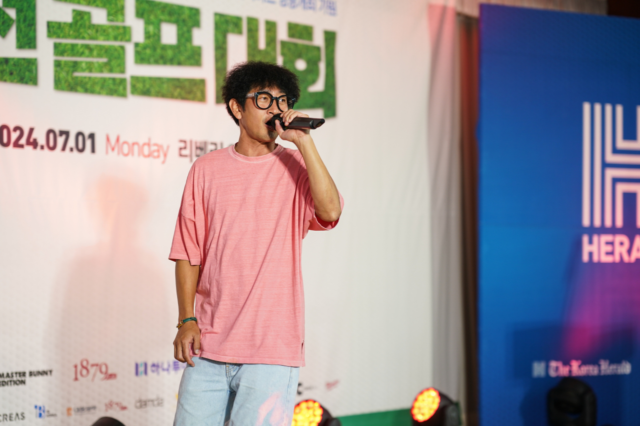 Singer Kim Chang-youl sings during a festive program held during the Herald Media Group charity golf tournament, Monday. (Park Hae-mook/The Korea Herald)