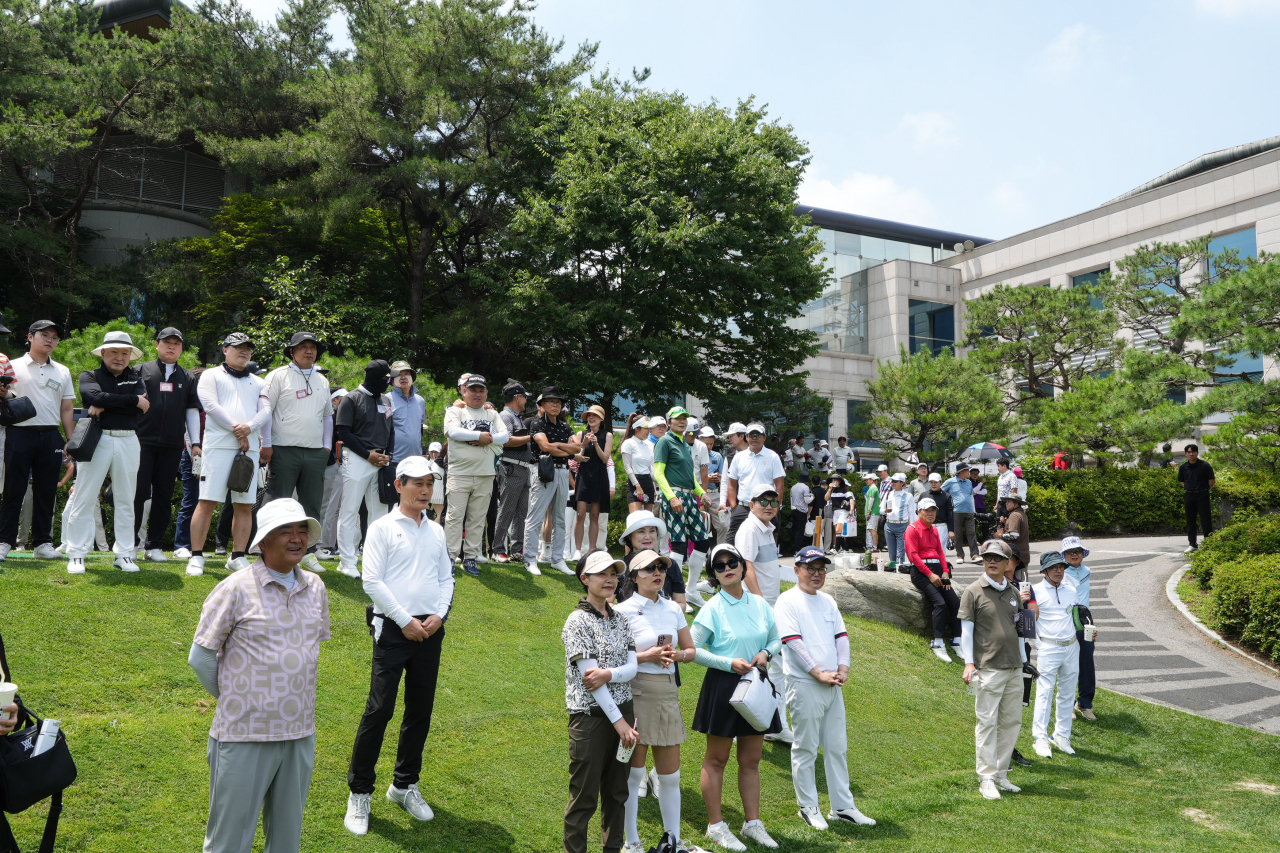 The Herald Media Group charity golf tournament participants are seen at Riviera Country Club in Hwaseong, Gyeonggi Province, Monday. (Park Hae-mook/The Korea Herald)