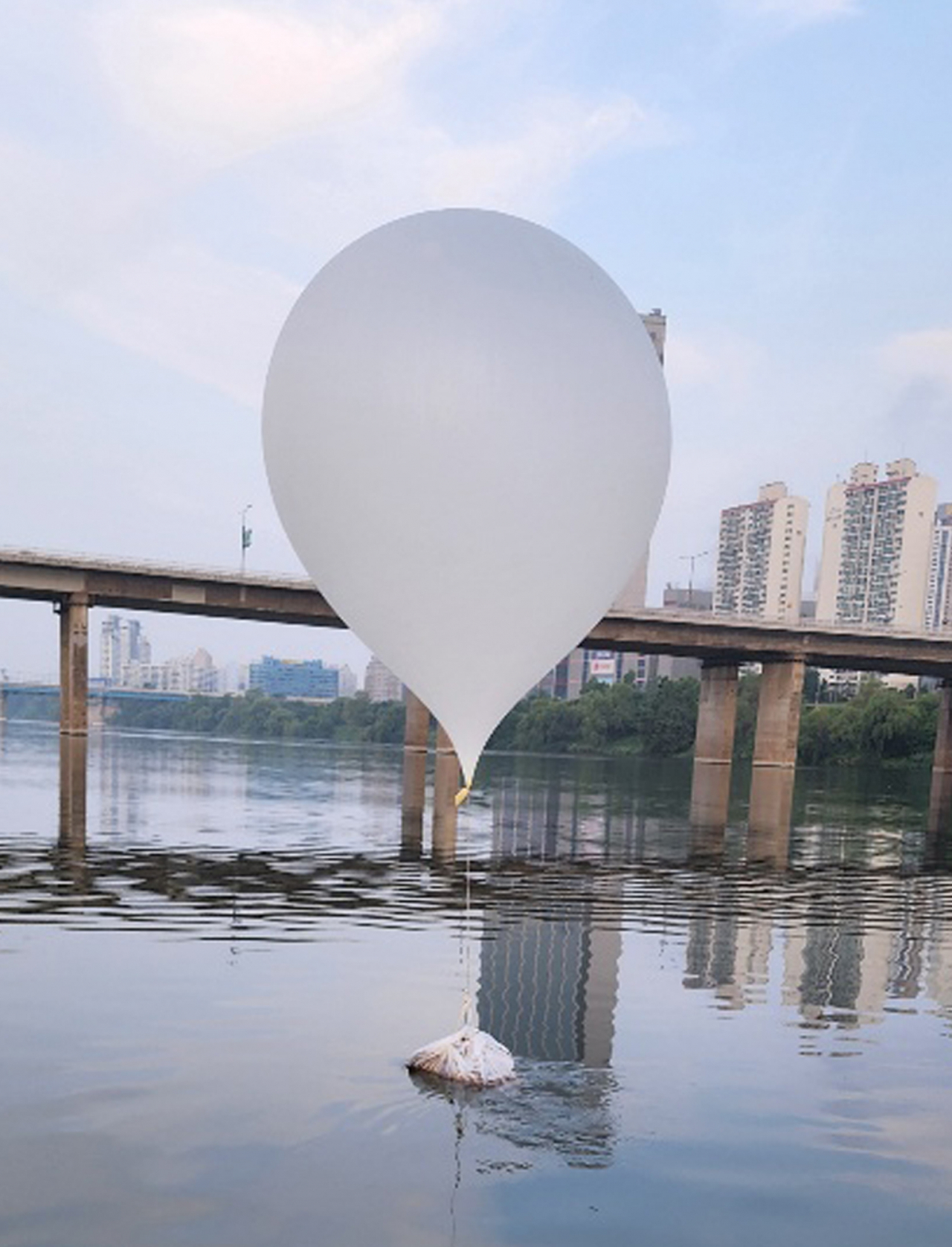 A balloon carrying garbage, sent by North Korea, is seen floating on the Han River in Seoul on Jun. 9. (The Joint Chiefs of Staff)