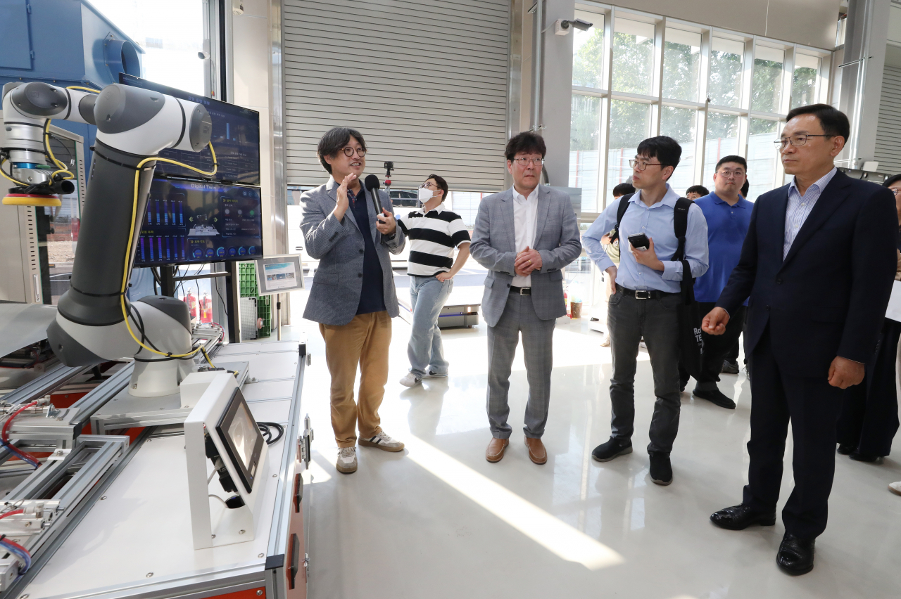 Gangnam-gu Office conducts a press tour of the Robot Plus Test Field in Suseo on June 18. (Gangnam-gu Office)