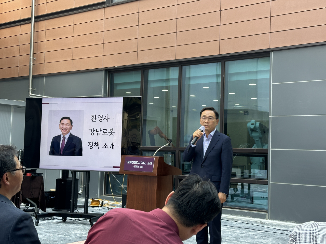 Gangnam-gu ward chief Cho Sung-myung speaks during a press briefing in Suseo on June 18. (Lee Jung-joo/The Korea Herald)