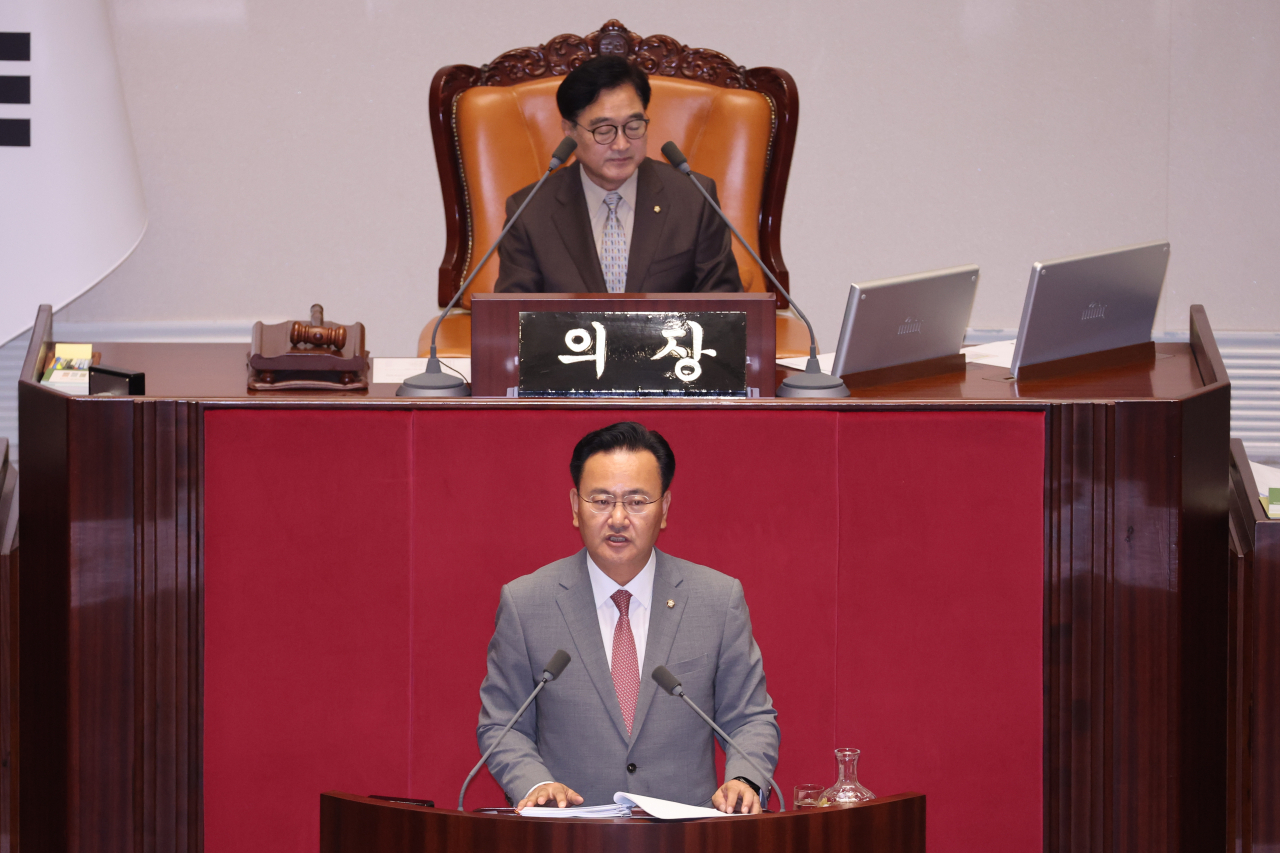 People Power Party Rep. Yoo Sang-bum, bottom center, kicks-off the ruling party's filibuster as first speaker as National Assembly Speaker and Democratic Party Rep. Woo Won-shik presides over a parliamentary plenary session held in western Seoul on Wednesday. (Yonhap)