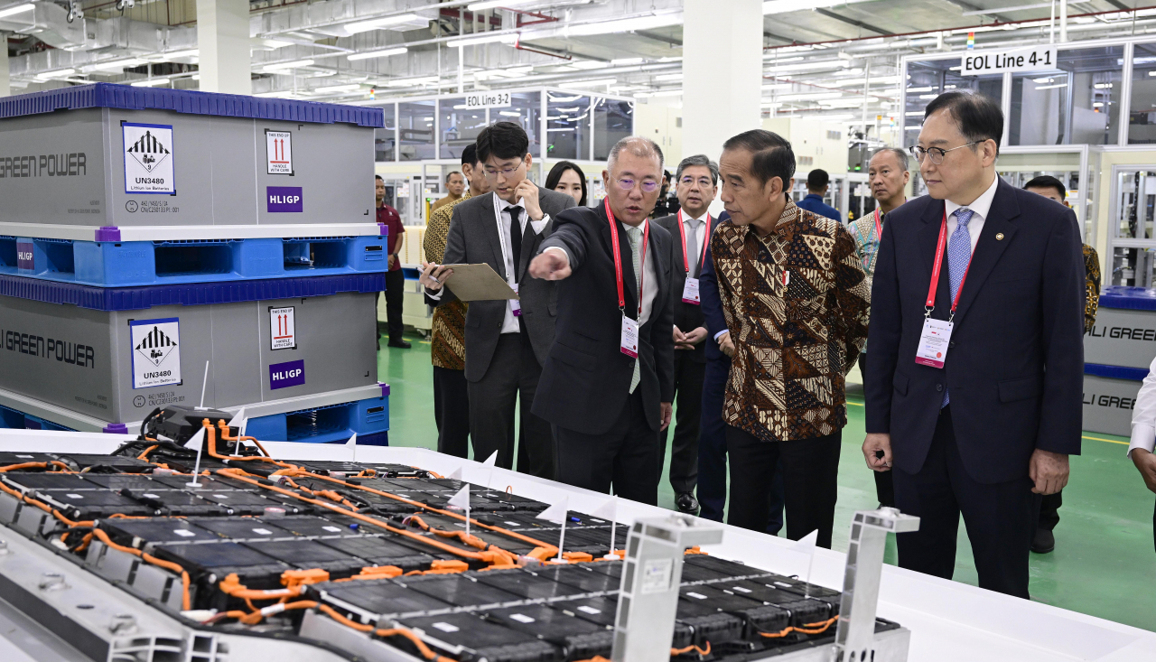 Hyundai Motor Group Executive Chair Chung Euisun (center left) and Indonesian President Joko Widodo (center right) observe battery cells at the HLI Green Power Battery Factory during its inauguration in Indonesia on Wednesday. (Hyundai Motor Group)