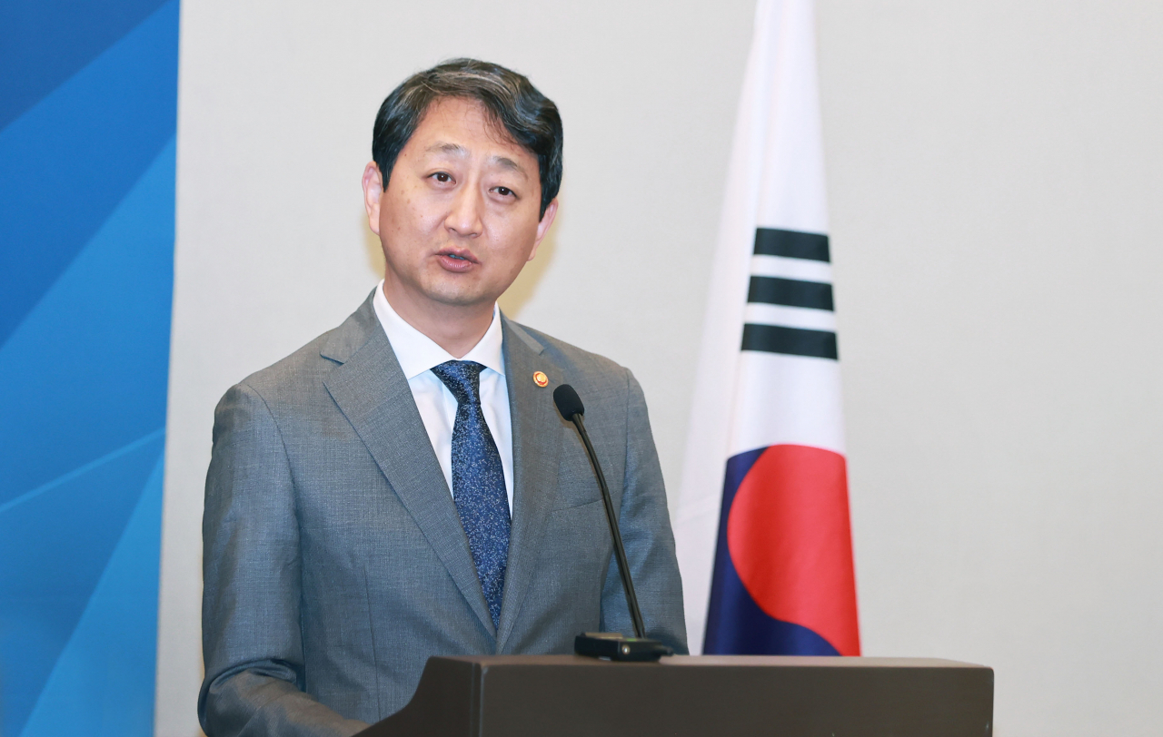 Industry Minister Ahn Duk-geun (Yonhap)