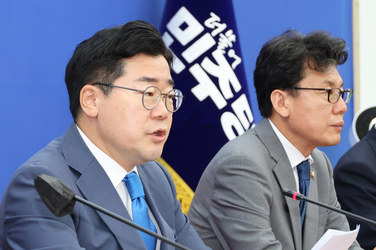 Park Chan-dae (left), floor leader of the Democratic Party, speaks during a policy meeting at the National Assembly in Seoul on Thursday. (Yonhap)