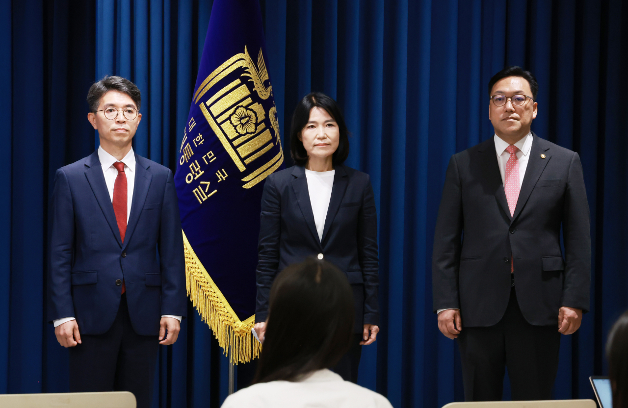 From left: Kim Wan-sup, the nominee for the minister of environment; Lee Jin-sook, the nominee for the chairman of the Korea Communications Commission and Kim Byoung-hwan, nominated as the new head of the Financial Services Commission poses for a photo ahead of a briefing held at the presidential office in central Seoul on Thursday. (Yonhap)