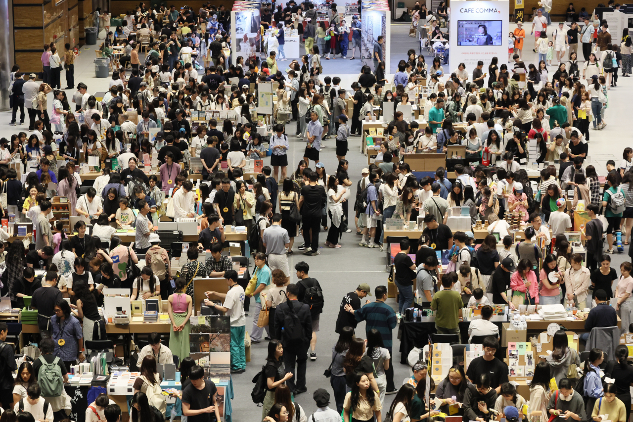 Visitors browse books at the Seoul International Book Fair at Coex in southern Seoul, June 30. (Yonhap)