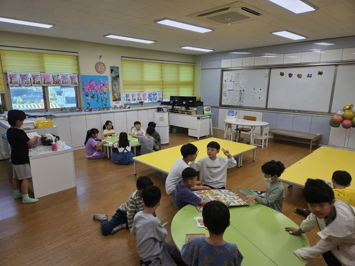 A classroom in an elementary school in Nam-gu, Ulsan, where students are engaged in various activities and games. (Newsis)